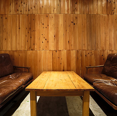 木目を基調としたお洒落な空間には、ゆったりと寛げるソファー席をご用意しております。リラックスしながら会話が楽しめるお席は、デートや女子会、ご友人同士のお食事にぴったりです♪