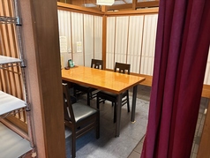 【テーブル席/半個室】落ち着いた雰囲気の半個室テーブル席です。4名様までご利用いただけます。