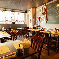 イタリアをイメージしたお洒落な店内。夜には少し暗めの暖色系ライトが、大人の空間を演出しています！デートにもぴったり♪