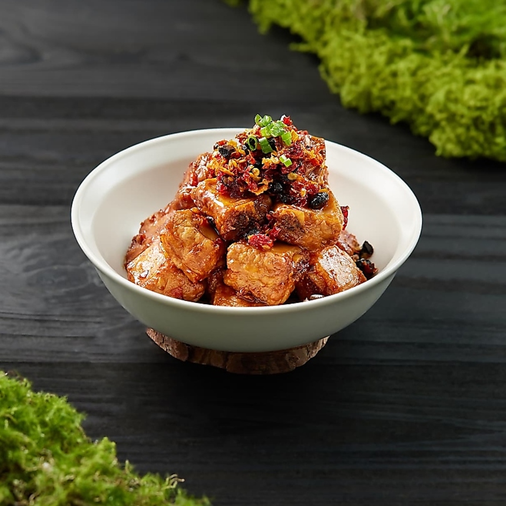 豆鼓の豊かな風味が広がる蒸しスペアリブ。じっくり蒸し上げた豚肉は驚くほど柔らかい仕上がりです。