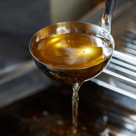 お一人様でも気軽に楽しめるカウンター席やテーブル席