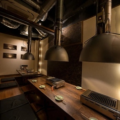 個室貸切：13～22名様】優雅なくつろぎの空間◎広々とした個室を貸し切り、大人数での宴会や打ち上げ、親睦会など多彩なシーンでご利用いただけます。熟練の目利きで仕入れた上質な黒毛和牛を囲みながら、ほかのお客様を気にすることなく贅沢なひとときをどうぞ。