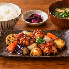【鶏と野菜の黒酢あん定食】(ご飯、味噌汁、サラダ、お新香つき)