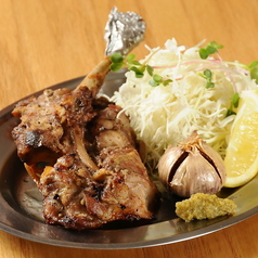 【当店イチオシ◎】骨付き親鳥もも肉のオーブン焼き　1,200円の写真