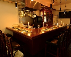 3名様でご利用いただけるカウンター席は接待をはじめ、ご旅行の際の記念の食事にもぴったりです。また席が近いので、隣のカウンター席と一緒にご利用いただくこともできます。