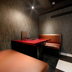 カジュアルに楽しめる心地よいテーブル席