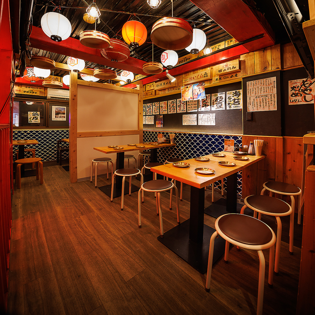 内装にこだわったテーブル席！料理の美味しさを引き立てる内観から生まれる雰囲気も大切にしています