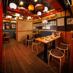 内装にこだわったテーブル席！料理の美味しさを引き立てる内観から生まれる雰囲気も大切にしています