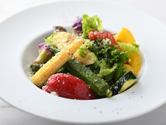 7種類の彩り野菜とペコリーノチーズのグリーンサラダ