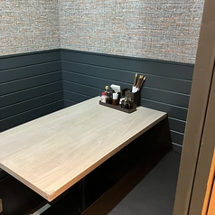 冷菜、温菜、点心とリーズナブルな価格で本格中華を提供してます。明るく開放的な店内は、友人との楽しいおしゃべりにぴったりな環境！温もりを感じる木製テーブルが、ゆったりとした時間を演出してくれる。個室も多くプライベートな会食にも最適な空間が完備されている。美味しい料理と共に素敵な時間をお過ごしください。