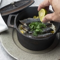 料理メニュー写真 燻製秋刀魚・栗・木の子のストウブ飯