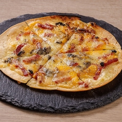 サラミとオリーブのおつまみピザ