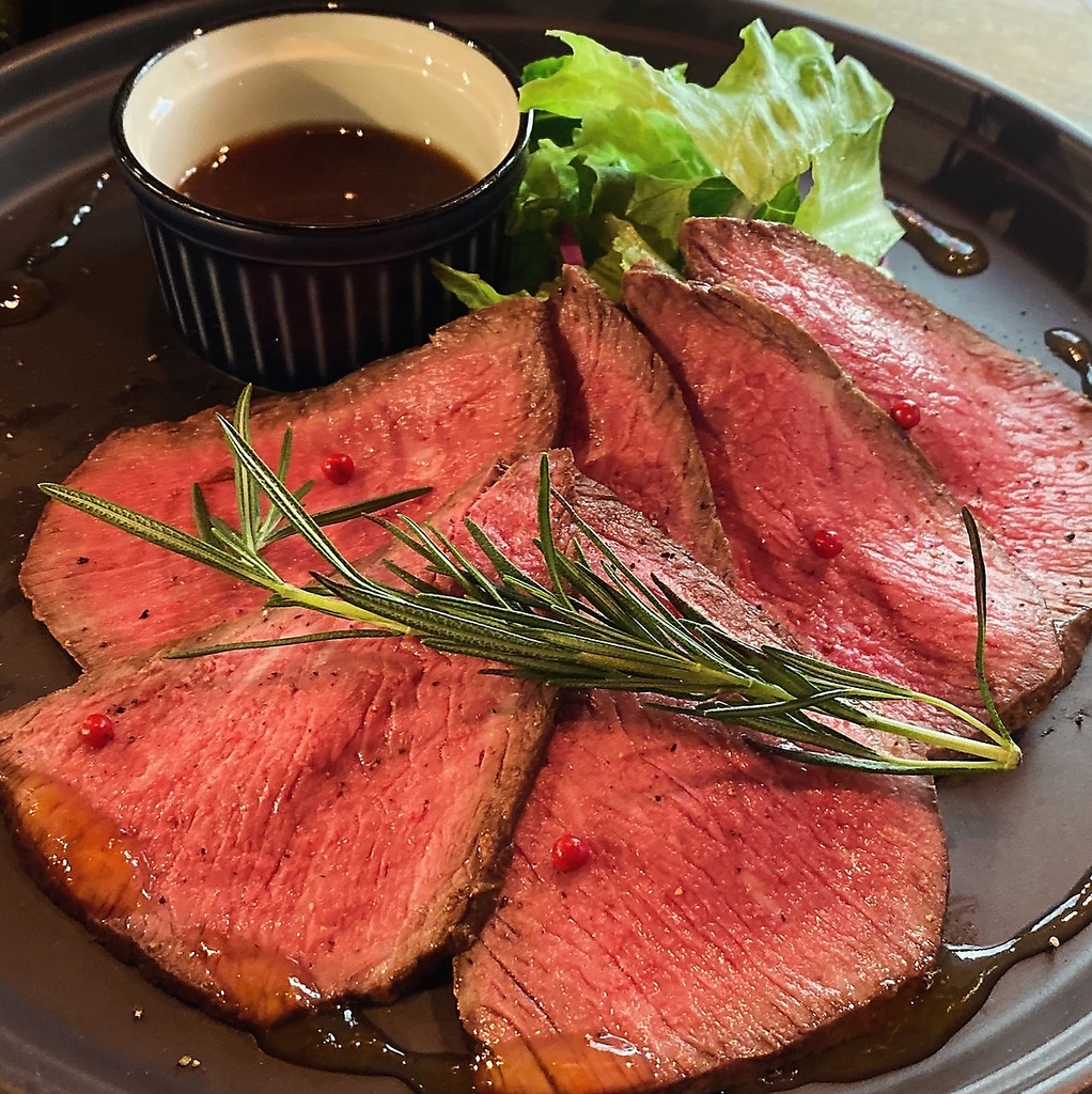 BARBiG絶品国産牛ローストビーフ！国産牛をしっとり低温調理し柔らかローストビーフ♪当店の名物です