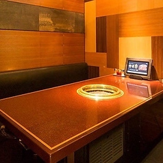 【宴会個室：4名様・6名様・7名様】落ち着いた個室テーブル席。少人数から使える個室テーブル席をご用意！4名様・6名様・7名様と用途に合わせたレイアウトが可能で、間仕切りを外せば最大30名様までの大宴会にも対応できます。完全個室だから、周囲を気にせずおしゃべりに夢中になれるのも嬉しいポイント♪ 