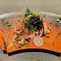 にんにく醤油と相性抜群　もも肉のタタキ