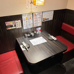 対面の2名テーブル席 喫煙可