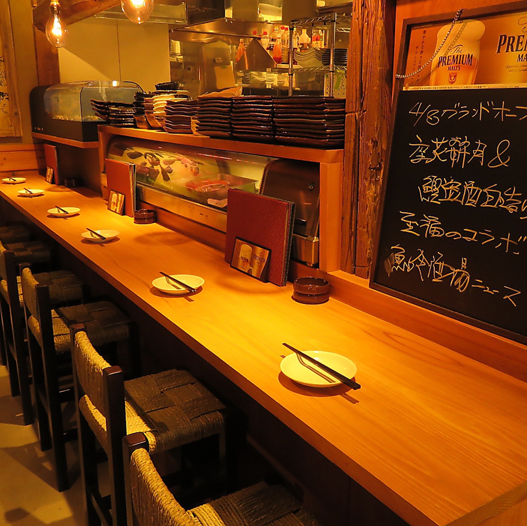 【1Fカウンター席】会社帰りのサク飲みにオススメです。おひとり様大歓迎!!