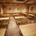 木のぬくもりとやさしい照明に包まれた店内！テーブル席で美味しい料理と語らいをお楽しみください。