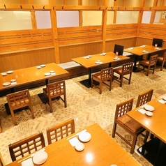 気の合う仲間が揃ったら皆で乾杯！落ち着いた雰囲気を求めるご接待や宴会に、女子会や合コンなどのご友人と気兼ねなく楽しみたいお客様に、それぞれのシーンに合わせて半個室席をご用意♪ビジネスシーンにもご利用頂けます◎間接照明の優しく照らす大人の空間で素敵なご宴会を♪宴会コースも種類豊富にご用意しております♪