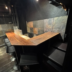 全８席（カウンター）