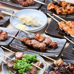 熟練の技で焼き上げる香ばしさがたまらない！【やきとん】は秘伝のタレでどうぞ♪の写真