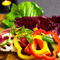 彩り鮮やかな野菜とオリジナルのバーニャカウダソースで♪