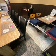 程よいおこもり感が心地よい2名掛けのテーブル席は、大切な人と過ごすデートや誕生日、記念日のお祝いにぴったりな特等席です♪こだわりのおばんざいや焼き鳥をつまみながら、2人だけの特別な時間を乾杯♪料理上手なママさんが作る、メニュー表には載っていない絶品隠れリゾットやパスタを添えて素敵な夜を演出します。