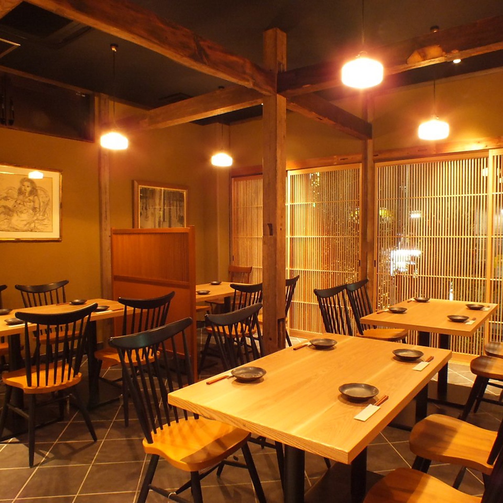 テーブルやカウンターが並ぶ開放的スペースは賑やかなライブ感あふれる空間に