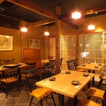 テーブルやカウンターが並ぶ開放的スペースは賑やかなライブ感あふれる空間に