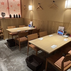 2名様～4名様テーブル席をご用意。京都をイメージさせるモダンで落ち着いたお洒落な造り♪少人数でもフラッとご来店頂けます！居心地抜群の店内でごゆっくりお寛ぎください。