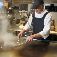 カウンターの目の前での焼き上げるライブ調理が楽しめる