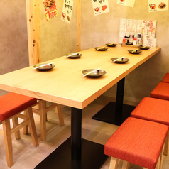 普段の飲み会から少人数さまのご宴会のご利用にオススメのテーブル席を完備しております。ゆったりとしたテーブル席でお寛ぎください。お席だけのご予約や当日のご予約も受け付けております！名駅での宴会・飲み会・歓迎会・送別会など様々なシーンでご利用下さい！