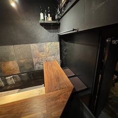 ８席のうち、２席はベンチ席になります。カップルやご夫婦でもどうぞ。