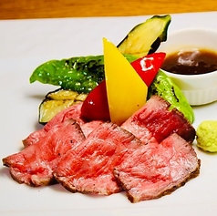 黒毛和牛赤身肉のロースト　夏野菜添え