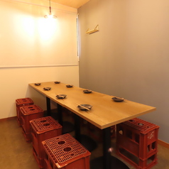 【2階】少人数宴会用テーブル(6~10名様)ご友人同士の集まりや、中規模の会社宴会に最適なレイアウト。お互いの顔が見渡せる配置で、会話も弾みます。