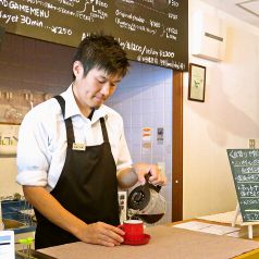 店内で焙煎するB-CAFEこだわりの自家焙煎珈琲380円～