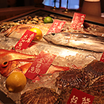 入口に入っていただくと目に飛び込んでくるのは新鮮な魚介類！