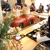 今では京都で１社しか製造していない　２つのカマドを囲んだオープンキッチンが特徴。野菜を蒸したり、ご飯を炊いたり、かまどから湯気の出る昔ながらあったかさの残る豊受レストランの雰囲気もお楽しみください。