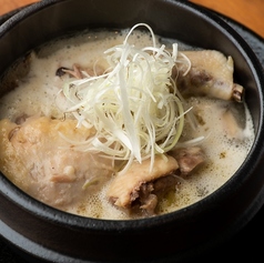 丸鶏スープの写真
