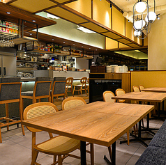 片側ソファー席で10～15名様前後の団体様、ご利用可能です。