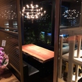 窓際の半個室席。一番人気の景色の良いお席は要予約！