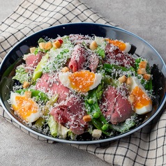 極黒牛ローストビーフと季節野菜のシーザーサラダ