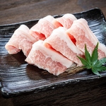 当店おすすめの「豚トロ」は甘みのある脂とジューシーさが特徴。シンプルな味付けで召し上がれ。