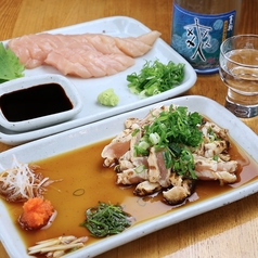 新鮮な朝引き鶏を使用したささみのたたき。の写真