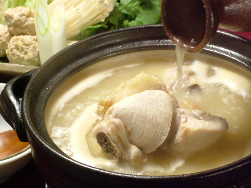 10時間以上ことこと煮込んだ水炊きのおだし…一口飲めばわかる、手間ひまかけた極上の味！