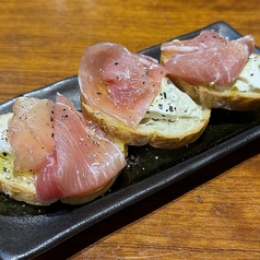 チーズ豆腐と生ハムのブルスケッタ