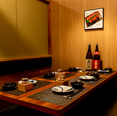 【2次会にオススメ！】5名様までご利用いただける個室をご用意いたしております。落ち着いた雰囲気となっておりますのでリラックスしてお過ごしいただけます。少人数でのご利用も可能ですので、大切な方とのデートでのお食事や記念日のお祝いなどにも是非ご活用ください。