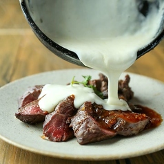 国産黒毛牛と炙り牛すじ