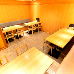 【和空間】懐かしい雰囲気漂う店内で、こだわりの海鮮料理やちょい飲みにぴったりな居酒屋メニューをお楽しみください。どこかにレインボーに光る傘があるかも★