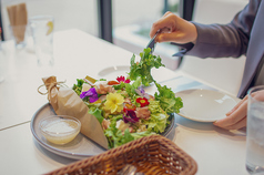 生ハムとキヌア・モッツァレラチーズのサラダ-ブーケ仕立て